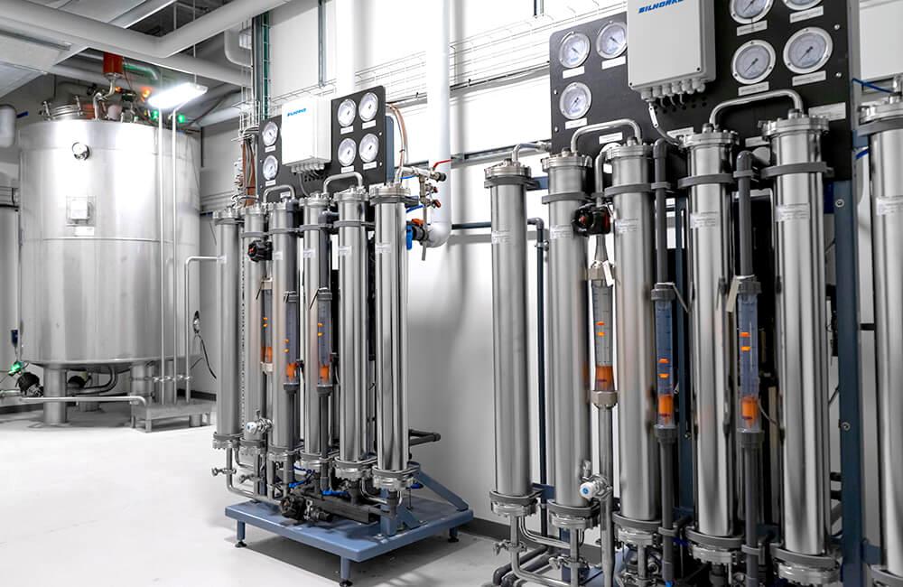 Single pass reverse osmosis system in stainless steel