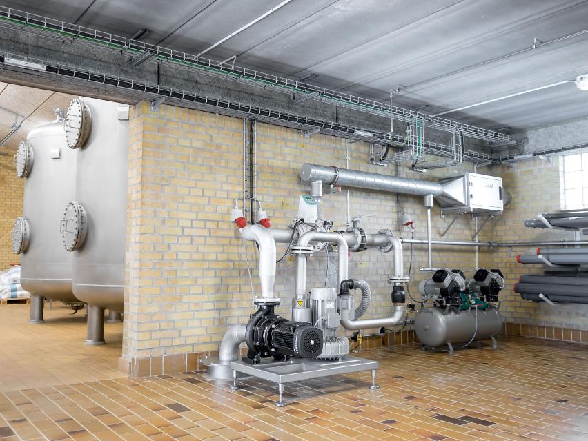 Magnetic insert for bag filter