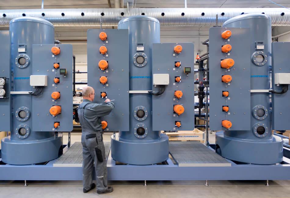 Triplex mixed-bed plant for continuous operation